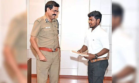 Tambaram CoP A Amalraj with Ravi, who handed over the bag with Rs 1.4 lakh and passports