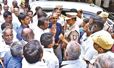 Suspecting foul play in death of woman, kin besiege SP office in Erode