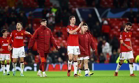  Manchester United's Jonny Evans with teammates look dejected after the match (Photo: Reuters)