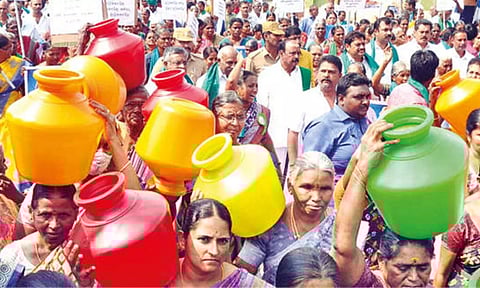 Women leading the protest with empty pots
