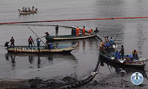 Fishermen engaged in the cleanup of Ennore Creek following the oil spill. (Photo credit: Hemanathan M)