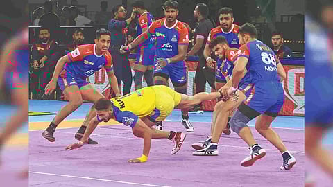 Himanshu being tackled by Haryana Steelers