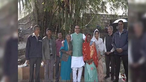 Former MP CM Chouhan meeting with staff (ANI)