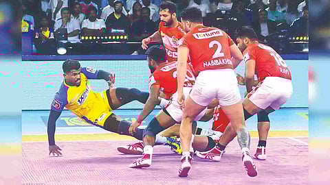 Ajinkya Pawar of Tamil Thalaivas makes a successful raid against Gujarat Giants (Photo: Hemanathan M)