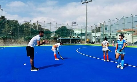 Rupinder Pal Singh training Indian women’s hockey team (Photo: HI)