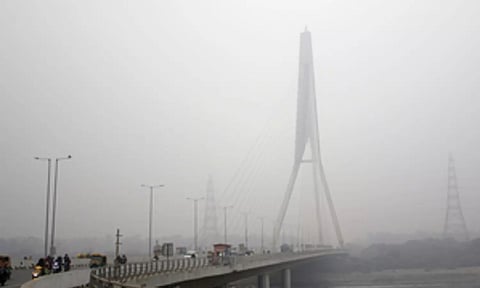Delhi fog leaves people with minimum visibility (IANS)