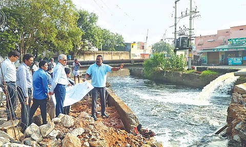 Chief Secretary Shiv Das Meena inspecting draining of flood waters at Polpettai in Thoothukudi recently