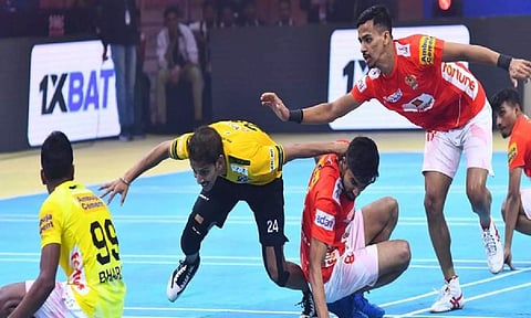 Mumbai Khiladis and Gujarat Giants in action (UKK)