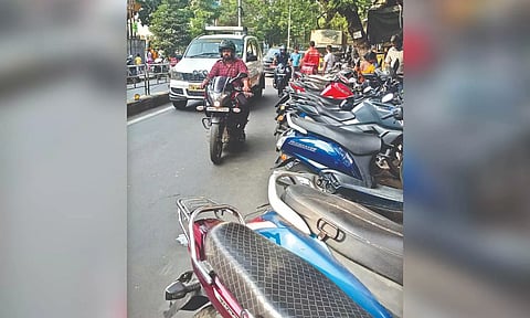 Vehicles seen occupying half of the road near Valluvar Kottam in Nungambakkam