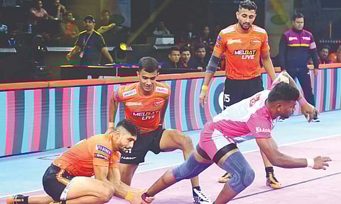 Jaipur’s V Ajith goes for a raid against U Mumba