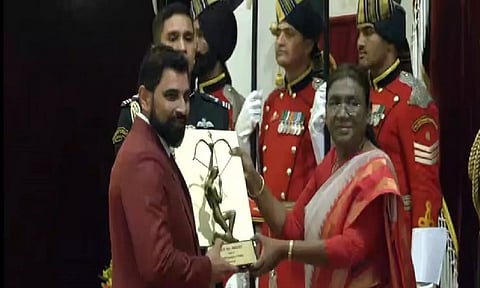 India cricketer Mohammed Shami recieving Arjuna Award