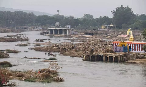 Kailasapuram Perumal temple marooned. Maalaimalar