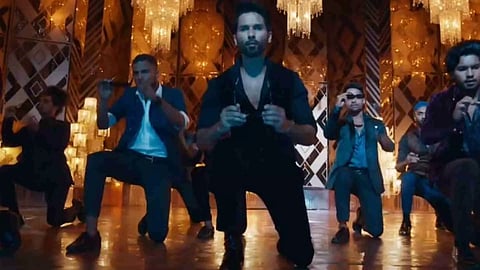 Still from the song 'Laal Peeli Akhiyaan'