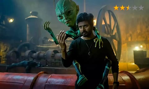 Ayalaan Review: SK struggles yet succeeds in saving the planet and the film