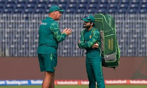 Mickey Arthur with Mohammad Rizwan (Photo: AP)