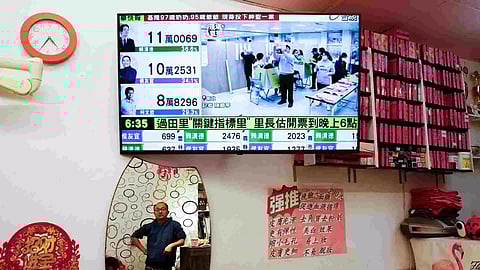A screen shows a news update on the polling in the presidential and parliamentary elections in Taipei, Taiwan (Photo/Reuters)