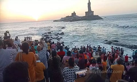 Tourists at the Kanniyakumari beach.(Daily Thanthi)