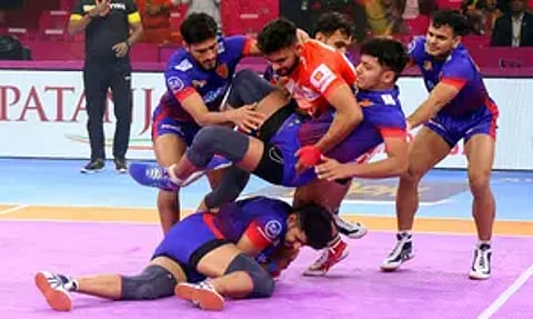 Pro Kabaddi League: Gujarat Giants stalls Delhi KC’s winning run