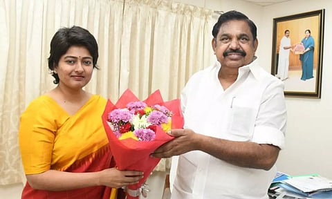 Gayathri Raguramm meeting Edappadi K Palaniswami. Twitter - @CTR_Nirmalkumar