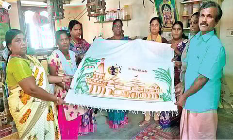 Anakaputhur weavers with the specially made saree for Goddess Sita ahead of idol installation at Ayodhya
