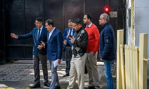 Crime Branch officials outside Arvind Kejriwal residence (ANI)