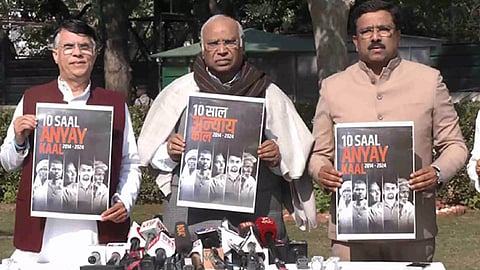 Congress president Mallikarjun Kharge (Centre) (Photo/ANI)