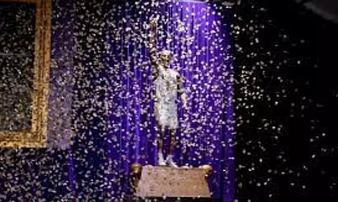 Kobe Bryant gets bronze statue (AP)