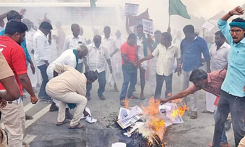 Farmers burning the effigy of SK Haldar in Thanjavur on Friday