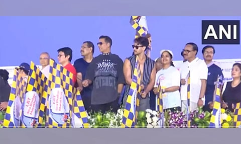 Akshay Kumar, Tiger Shroff flag off marathon