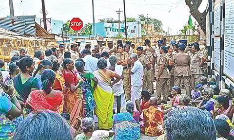 Protesting farmers being prevented by police from proceeding to Chennai on Tuesday