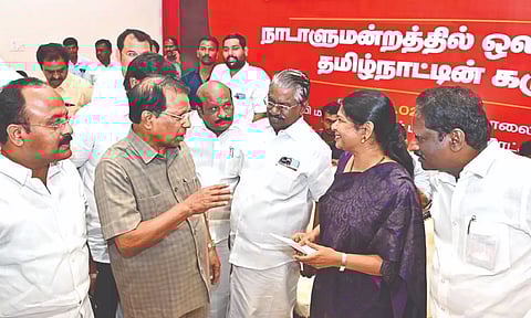 DMK leader Kanimozhi interacting with VIT chancellor G Viswanathan in Vellore on Friday
