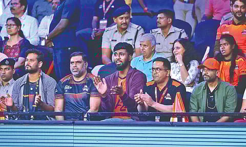 SV Guru Prasanth (Center)