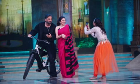 Suniel Shetty takes lessons in making reels from 'Dance Deewane' contestants