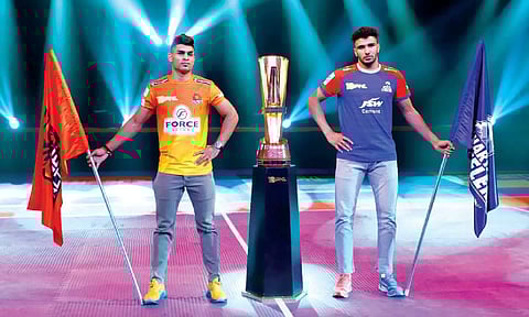 Puneri Paltan captain Aslam Inamdar (L) and Haryana Steelers skipper Jaideep Dahiya pose with the PKL cup on the eve of the final