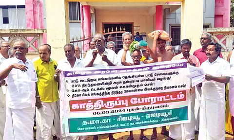 Thirubuvanam weavers staging a protest on Wednesday