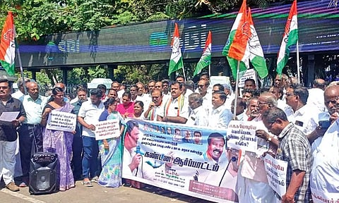 Congress members stage protest against State Bank of India in Tiruchy on Thursday