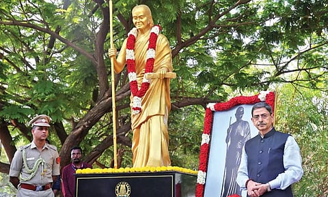 RN Ravi after garlanding the statue of poet Avvaiyar (Photo: Justin George)