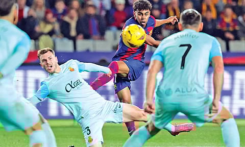 Lamine Yamal (2nd R) takes a shot against Mallorca 