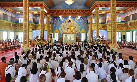 Thousands of devotees pay respect to Buddha's relics (X)