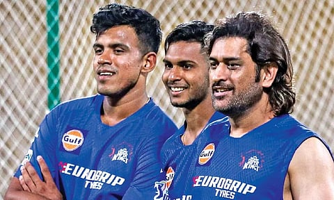 Maheesh Theekshana, Matheesha Pathirana & MS Dhoni during practice ahead of the GT clash