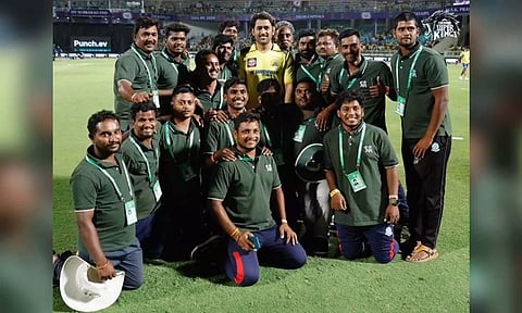 MS Dhoni with the groundsmen (CSK Twitter)