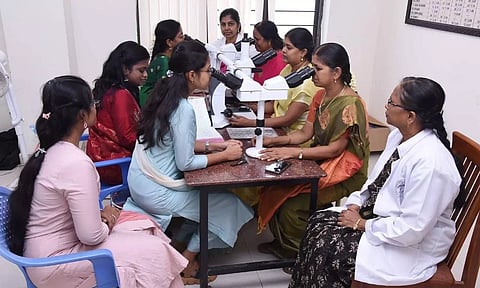 Pentahead Microscope useful for diagnosis and group teaching