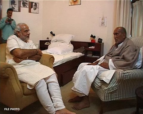 PM Modi shares a older picture with chandra Shekar (PTI)