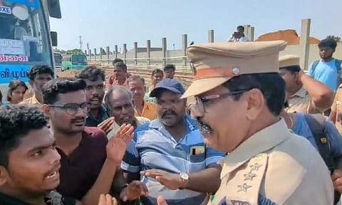 LS polls: Lack of buses at Kilambakkam terminal leads to protest by passengers