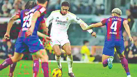 Real Madrid’s Jude Bellingham controls the ball against Barcelona