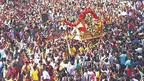 Lord Kallazhagar arrives at Tallakulam in Madurai (Photo: Imthiyas Ali)