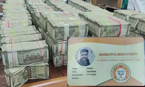 The seized cash (inset) ID proof of the BJP cadre
https://www.dtnext.in/lok-sabha-polls/ls-polls-bjp-on-the-dock-in-tn-as-cadre-held-ferrying-rs-4-crore-on-train-for-party-candidate-778387