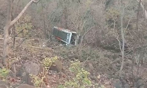  Several injured as bus falls into deep gorge(ANI)