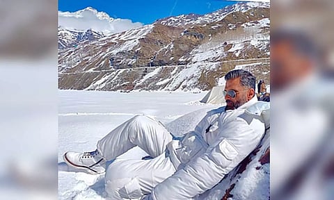 Suniel Shetty can be seen sitting against the backdrop of snowclad mountain (IANS)