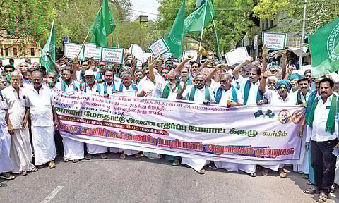 Farmers taking out a rally and staging a protest in Thanjavur on Thursday